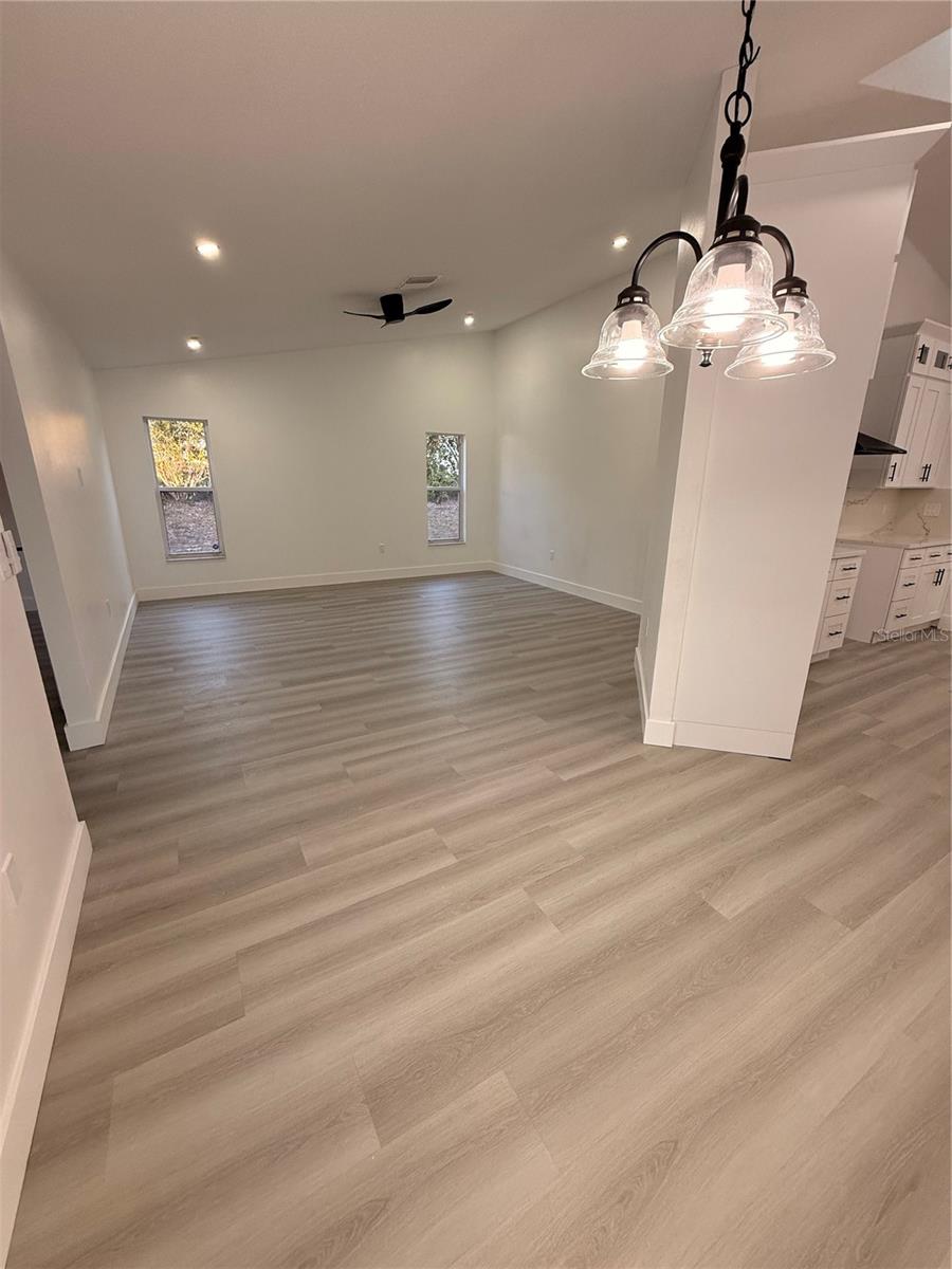 Listing photo id 5 for 6189 Schalekamp Drive