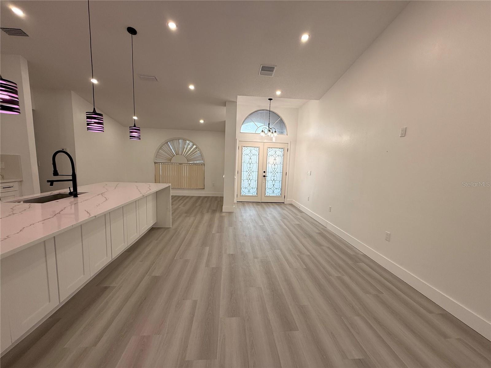 Listing photo id 6 for 6189 Schalekamp Drive