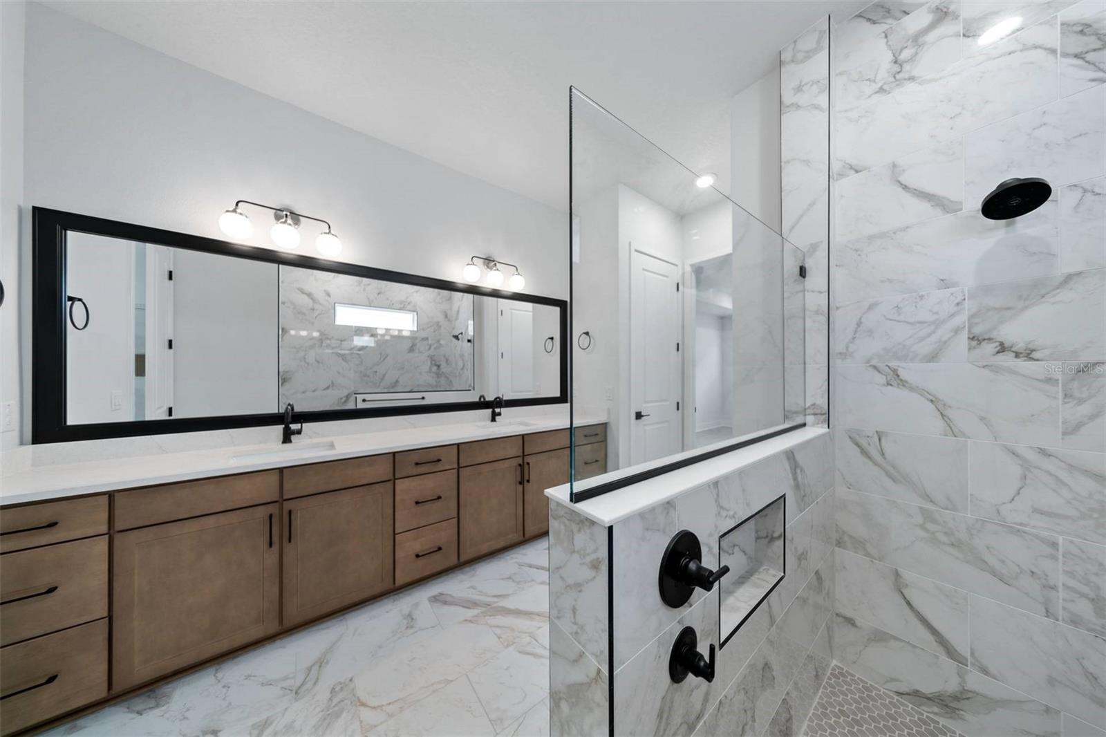 Listing photo id 9 for 3711 De Leon Street