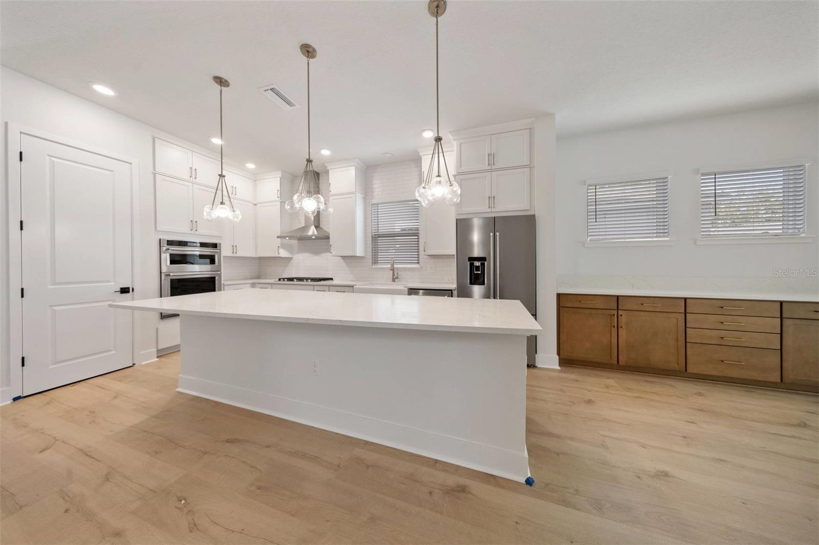 Listing photo id 4 for 3711 De Leon Street