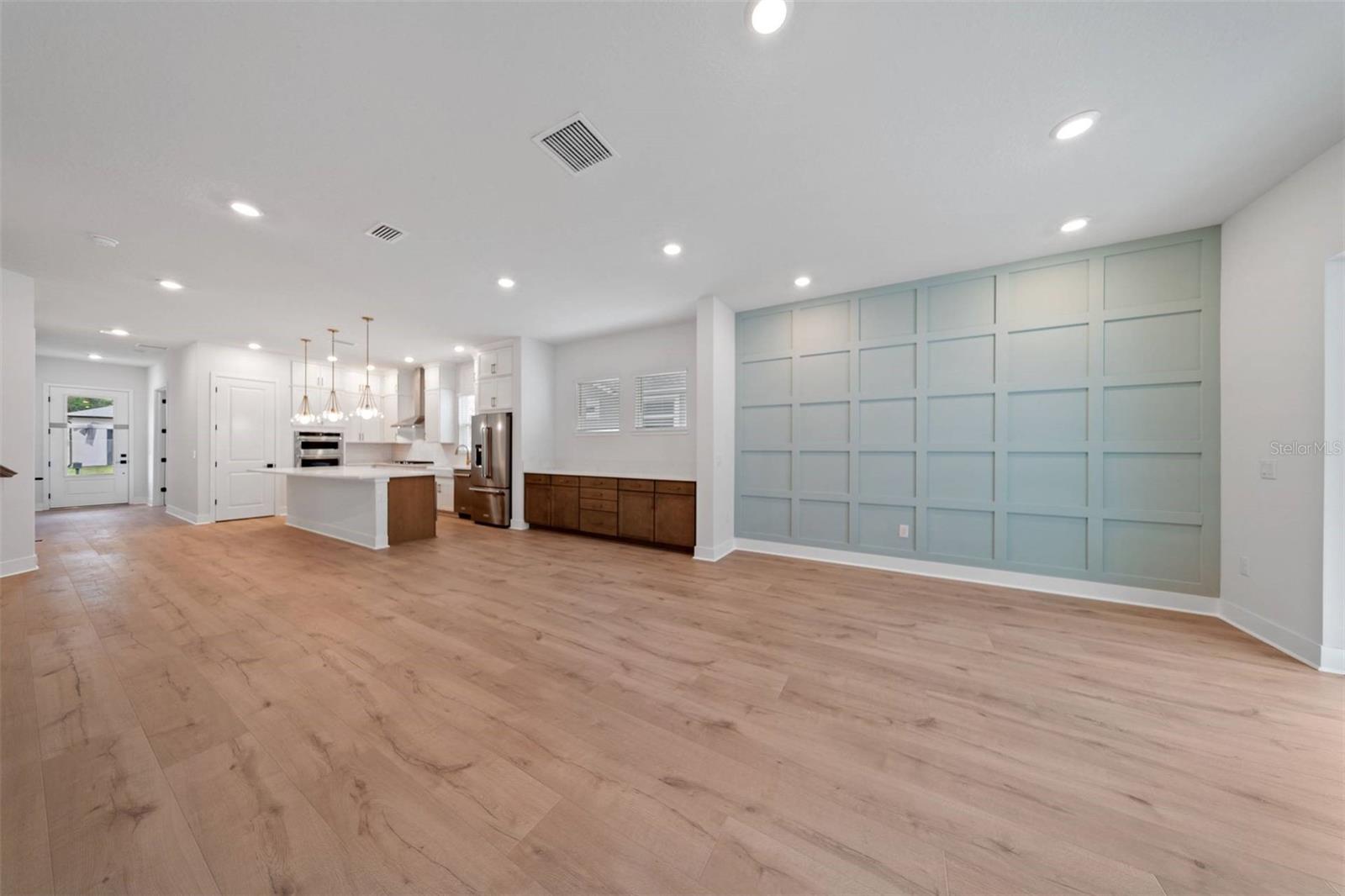 Listing photo id 5 for 3711 De Leon Street