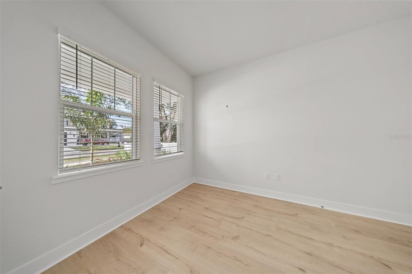 Listing photo id 7 for 3711 De Leon Street