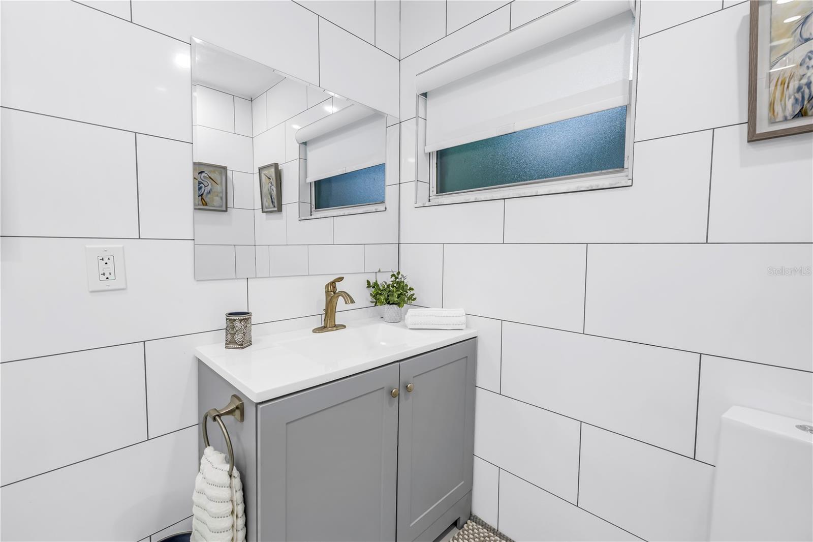 Image 17 of 27 For 224 6th Avenue N 7