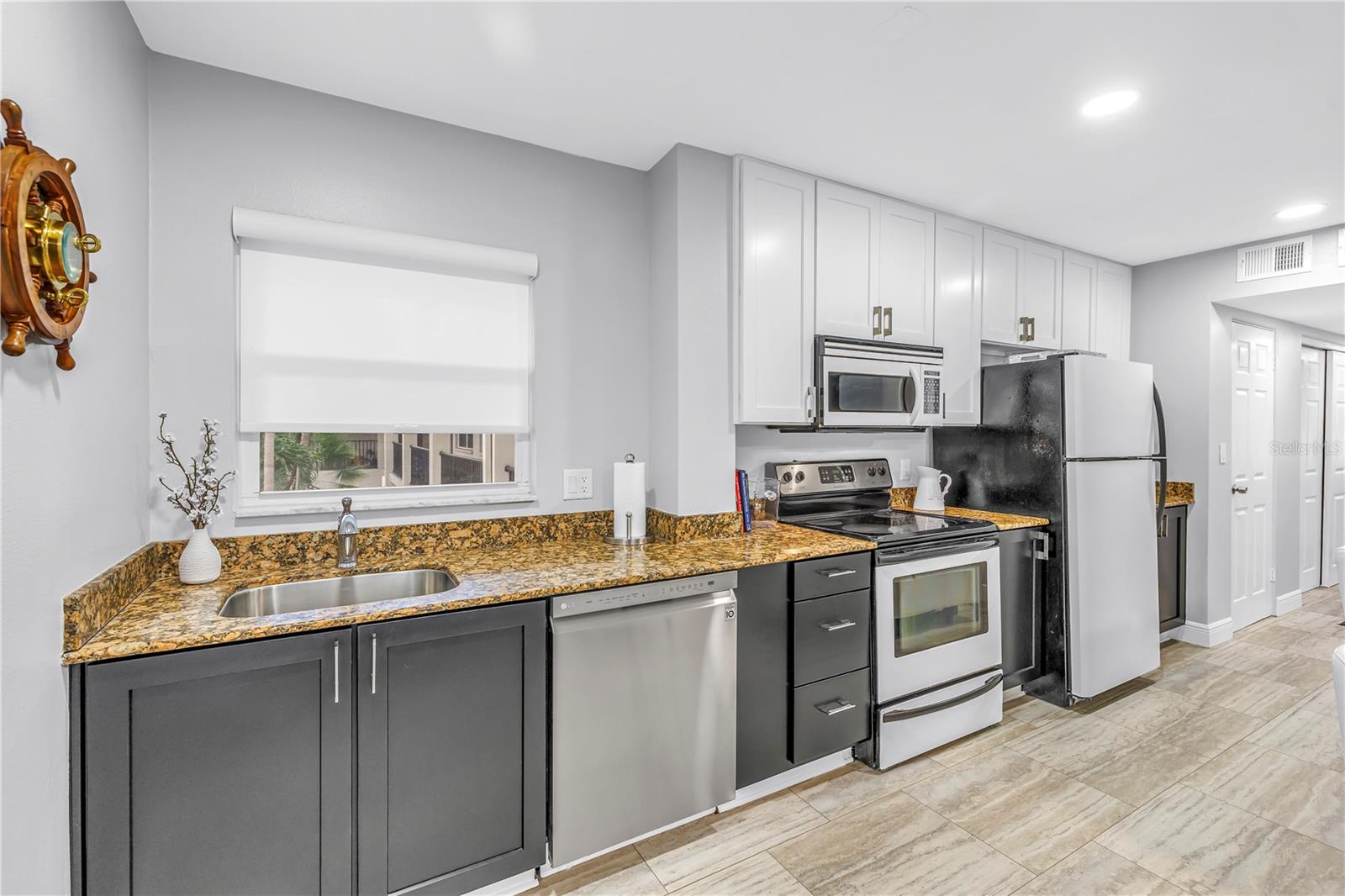 Image 8 of 27 For 224 6th Avenue N 7