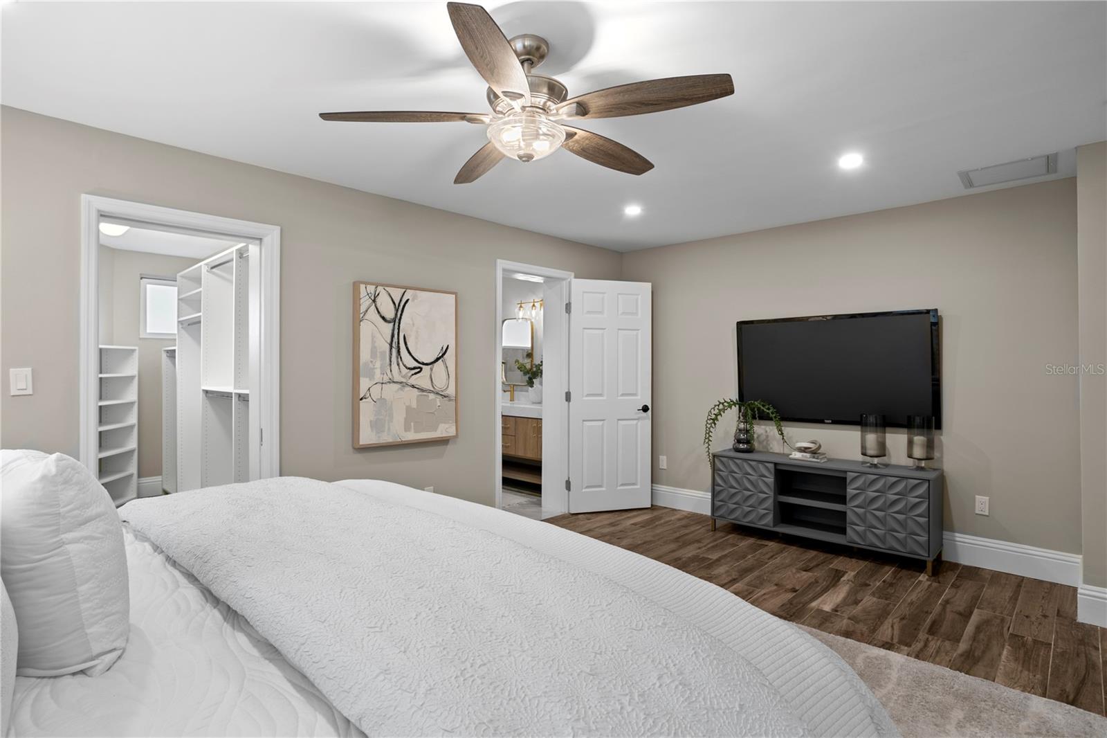 Image 26 of 92 For 1320 52nd Avenue Ne