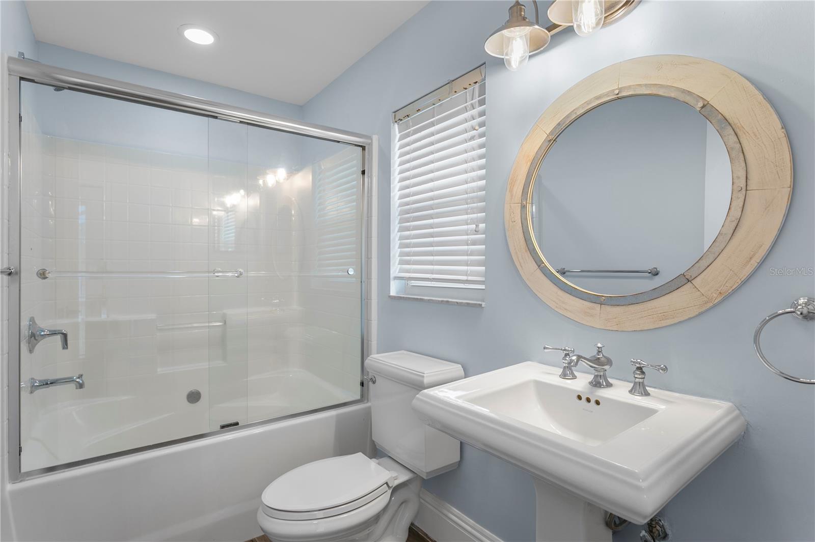 Image 36 of 92 For 1320 52nd Avenue Ne