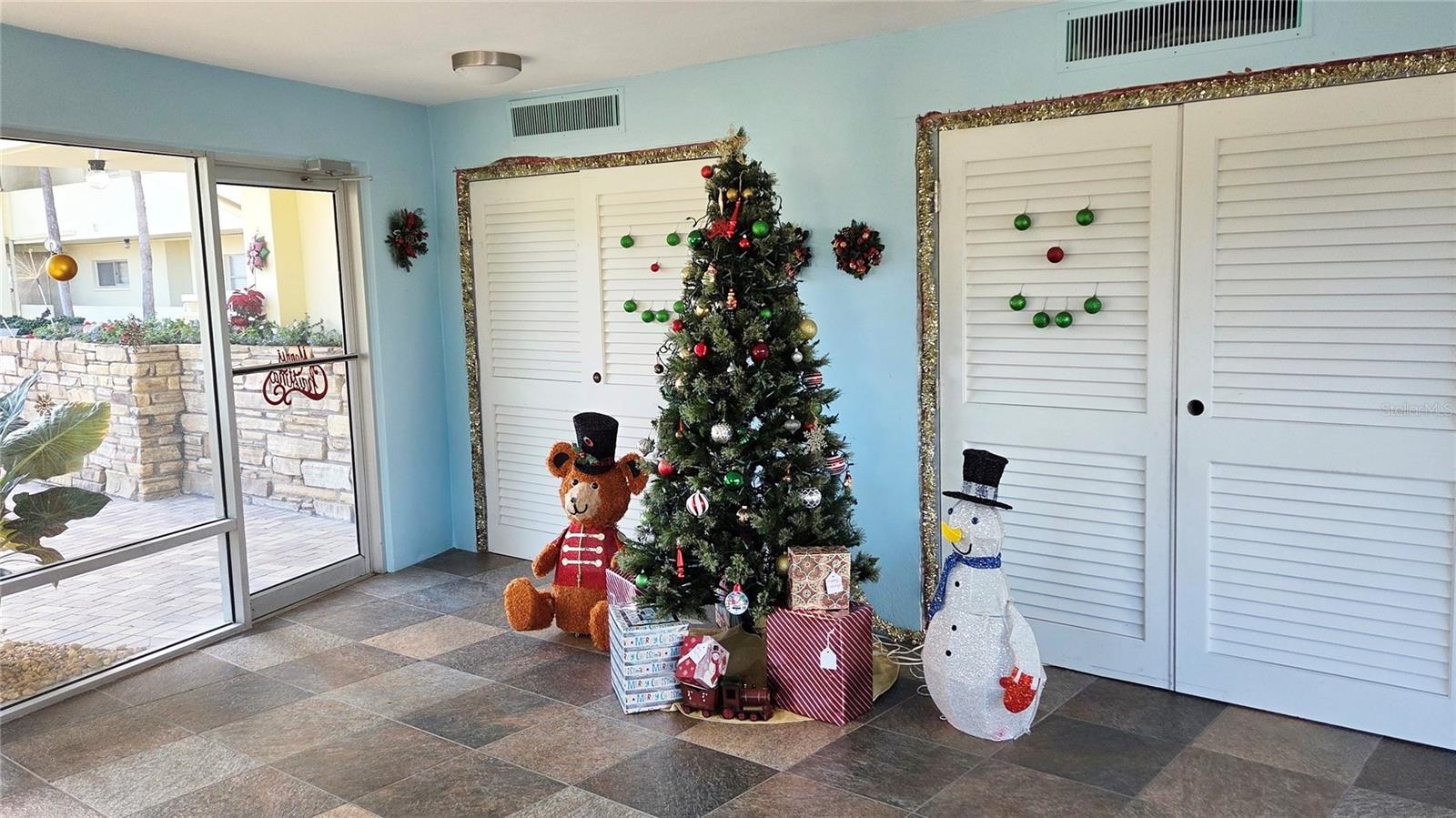 Image 11 of 29 For 4550 Cove Circle 406