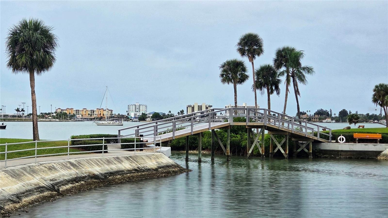 Image 15 of 29 For 4550 Cove Circle 406