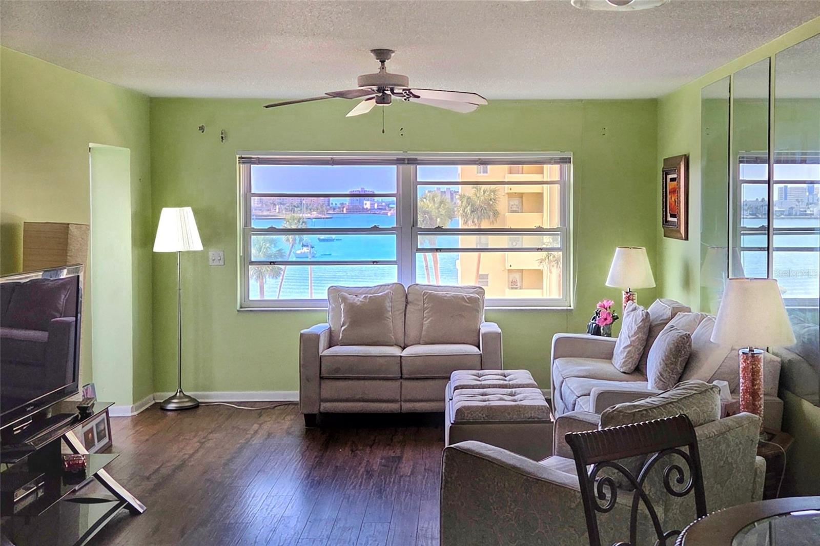 Image 3 of 29 For 4550 Cove Circle 406