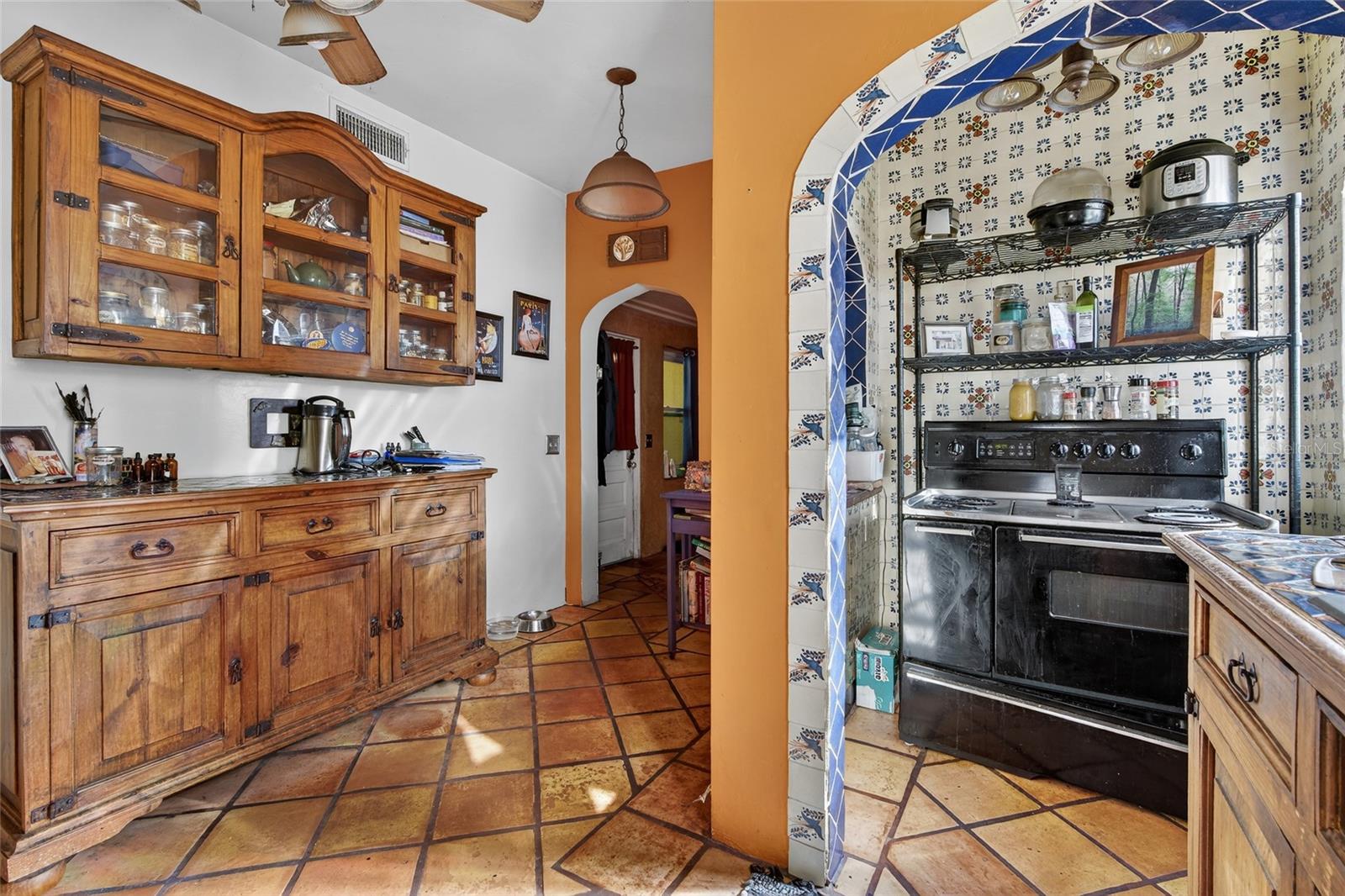 Listing photo id 10 for 1321 28th Street N