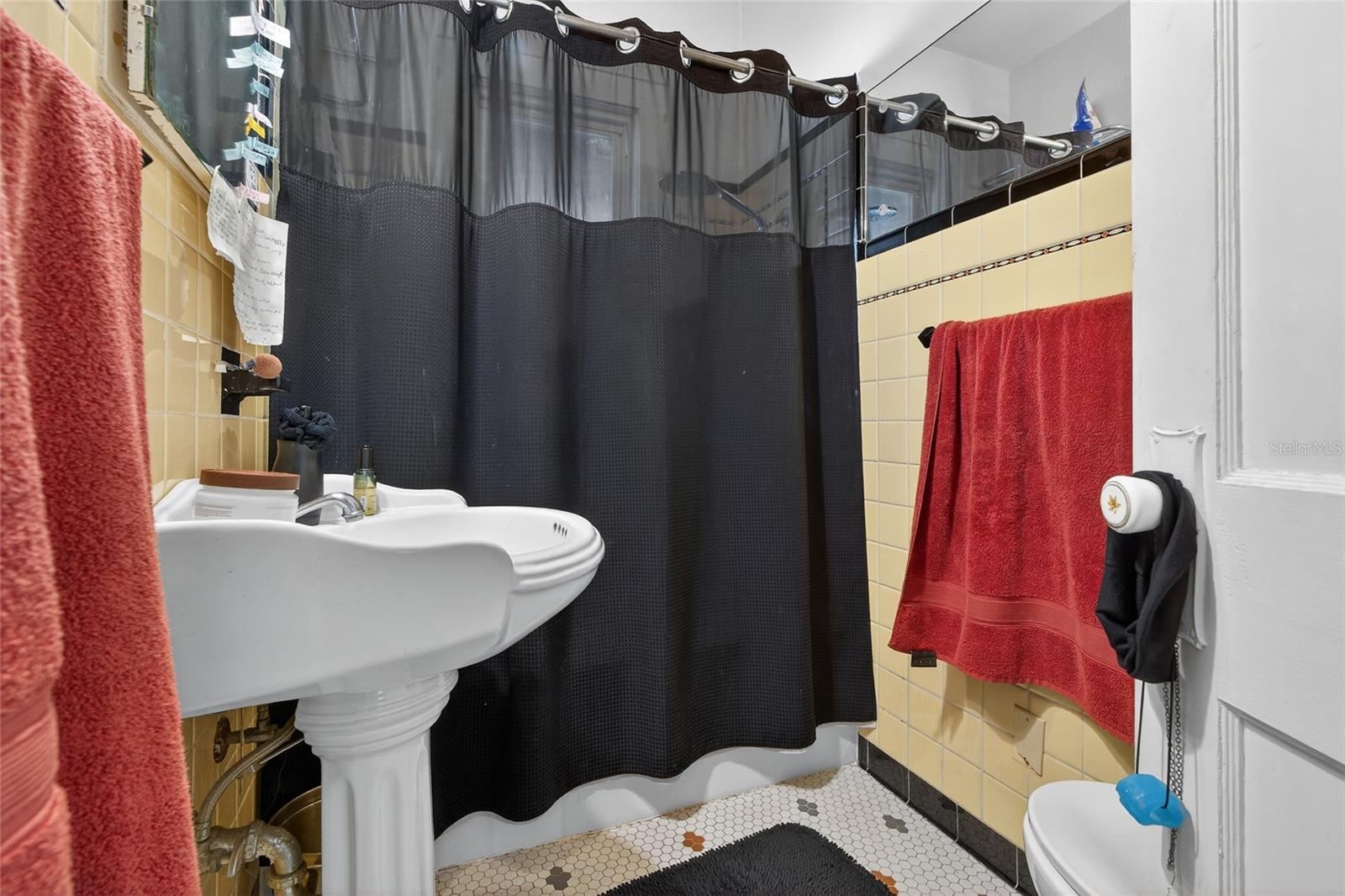 Listing photo id 15 for 1321 28th Street N