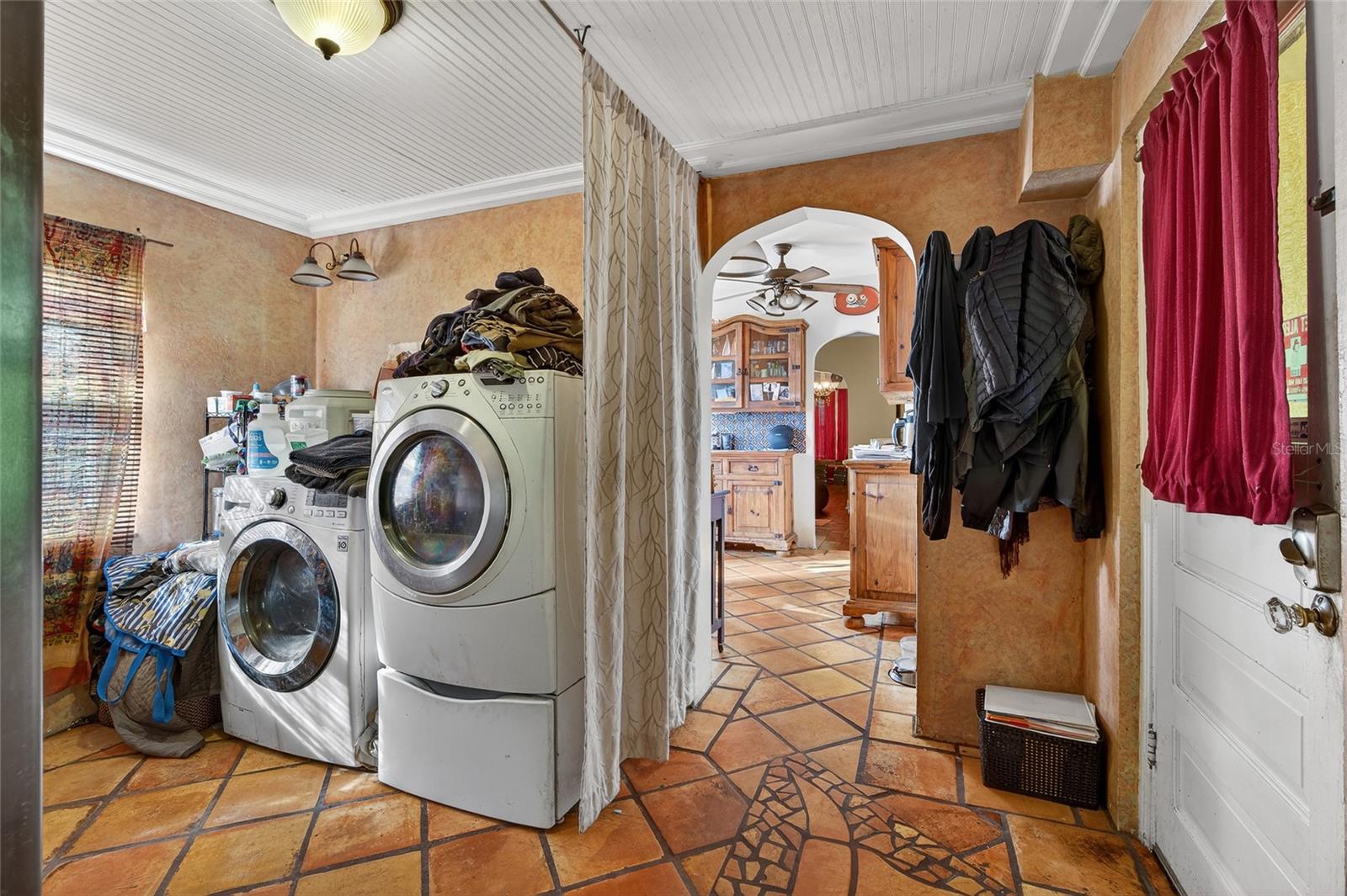 Listing photo id 16 for 1321 28th Street N