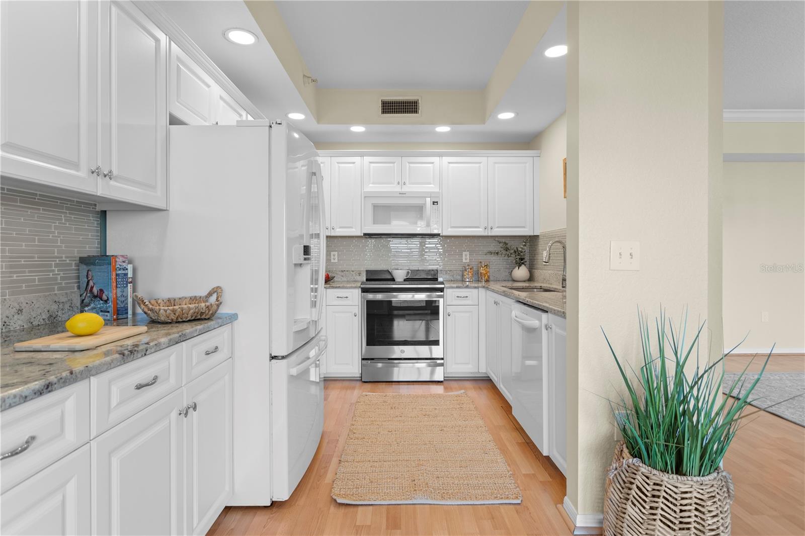 Image 15 of 62 For 4737 Dolphin Cay Lane S 207