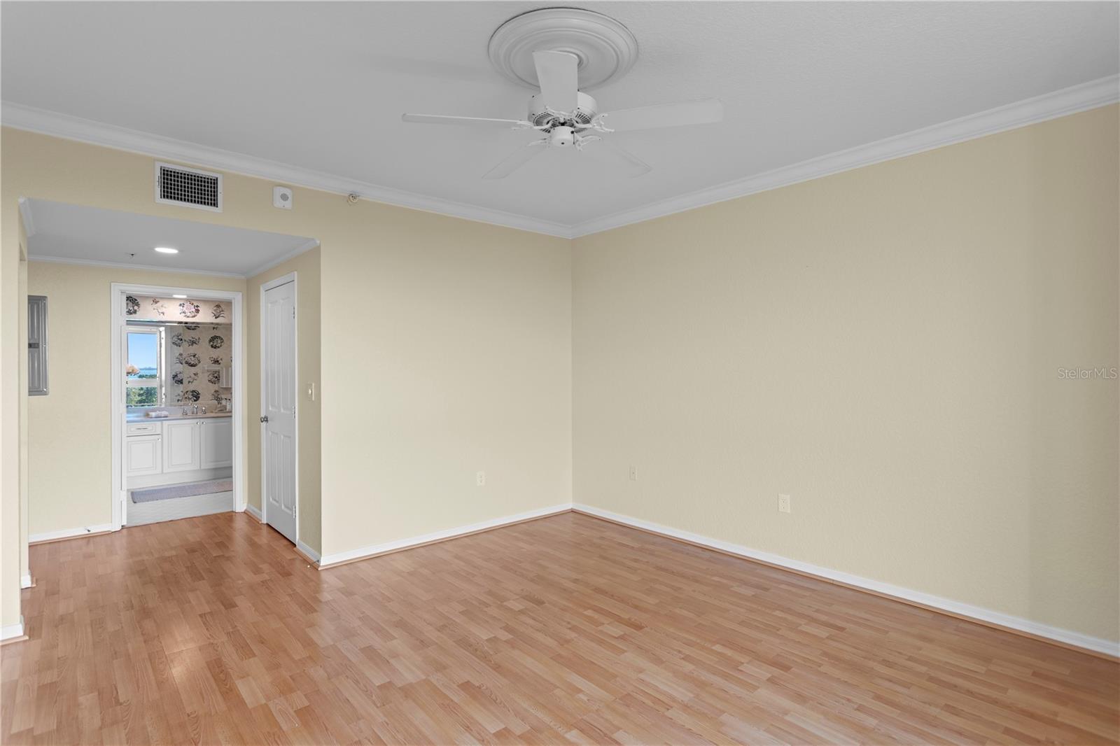 Image 22 of 62 For 4737 Dolphin Cay Lane S 207