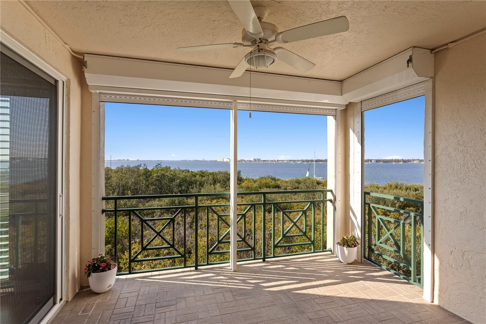 Image 31 of 62 For 4737 Dolphin Cay Lane S 207