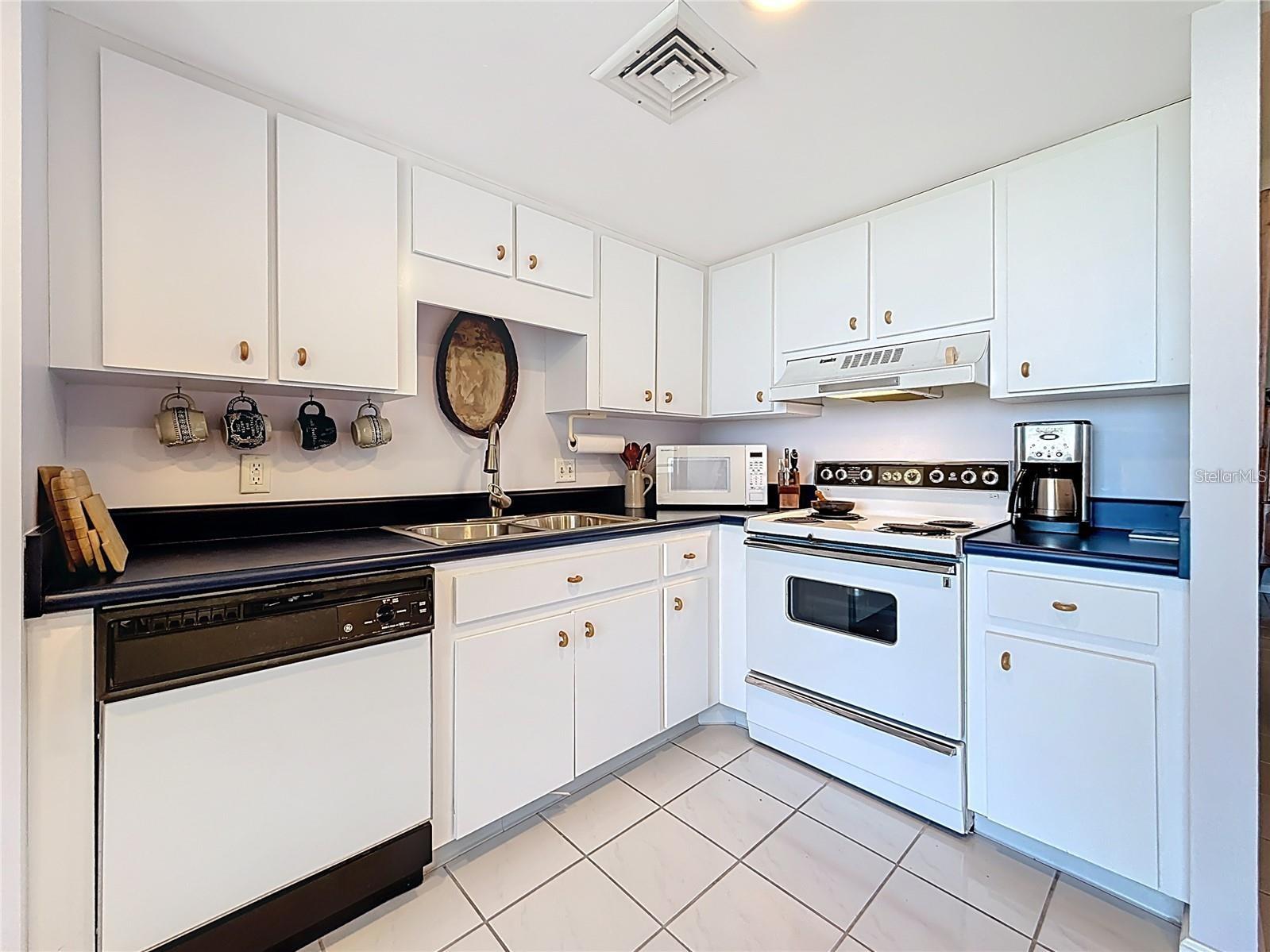 Listing photo id 10 for Key Capri Key Capri  301