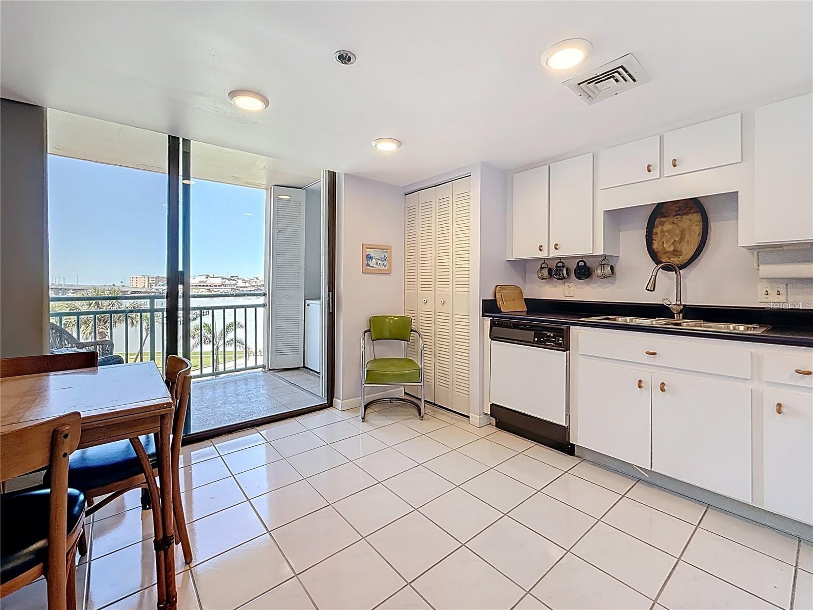 Listing photo id 7 for Key Capri Key Capri  301