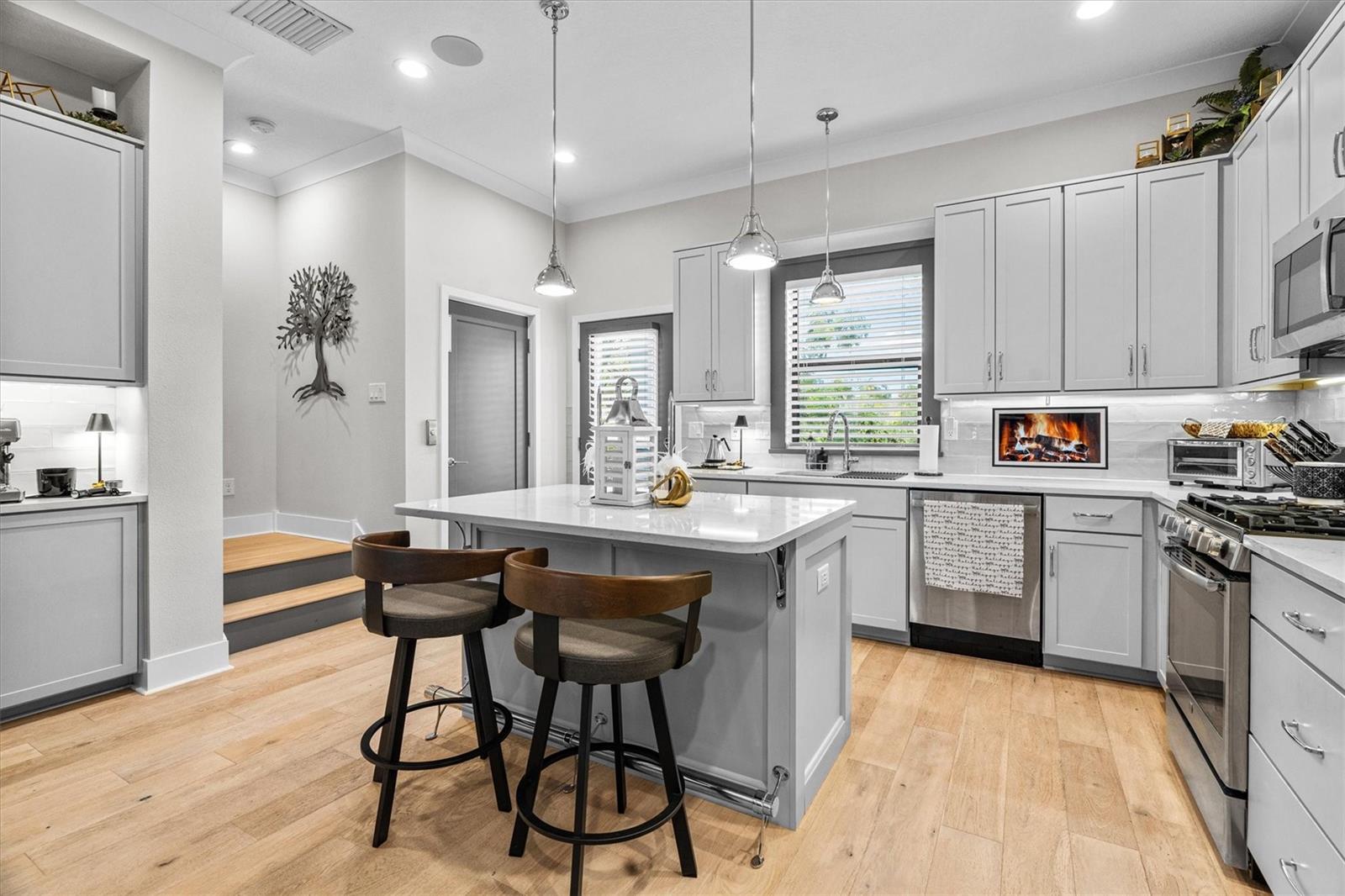 Image 24 of 54 For 946 Highland Avenue 27