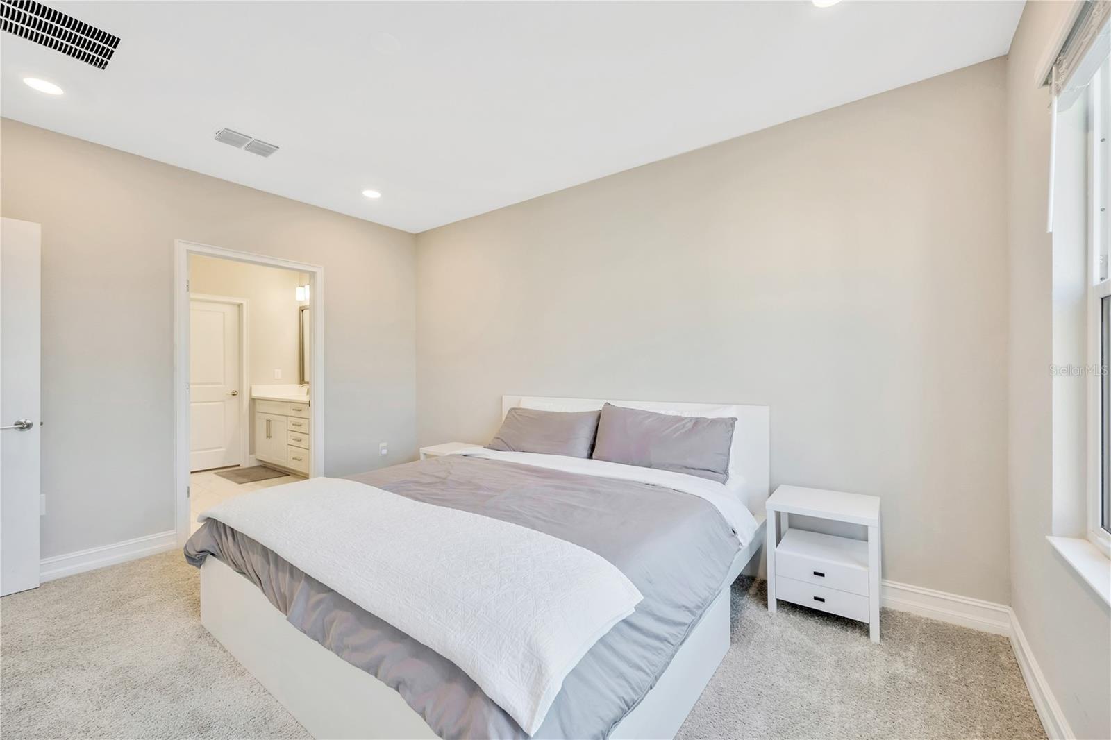 Image 23 of 46 For 5351 Bridge Street 100