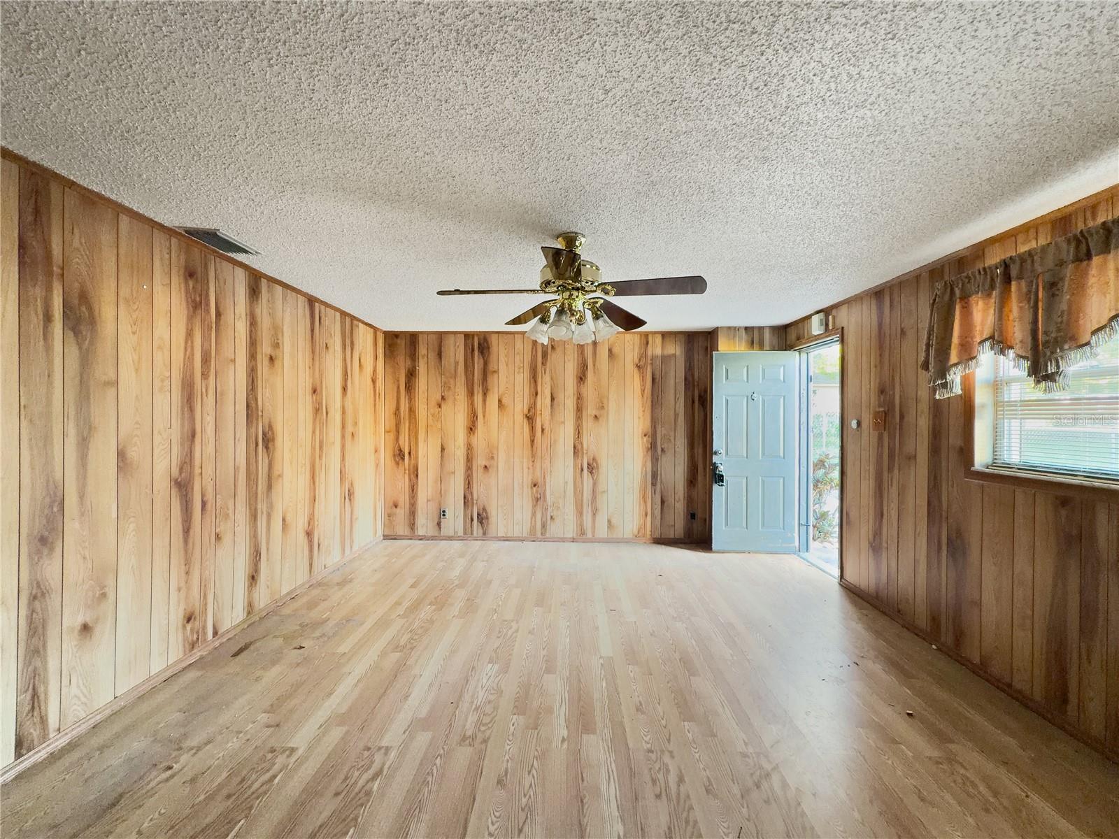 Image 3 of 7 For 909 Alicia Avenue 1-2