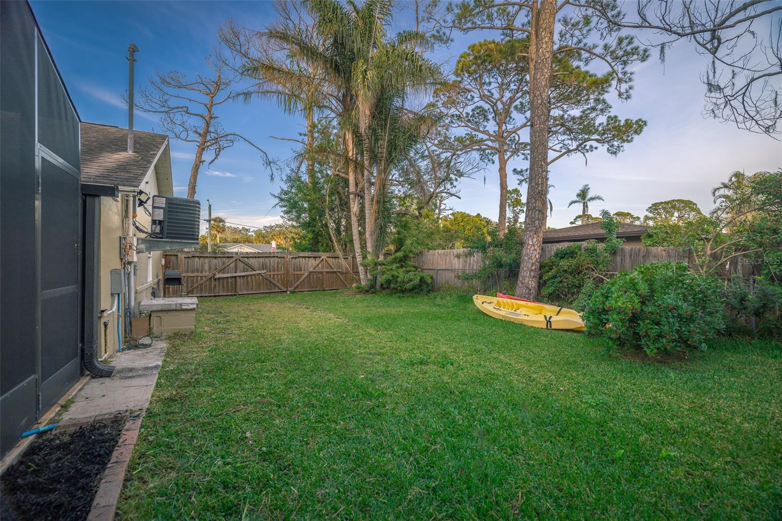 Listing photo id 8 for 5130 Mallett Drive