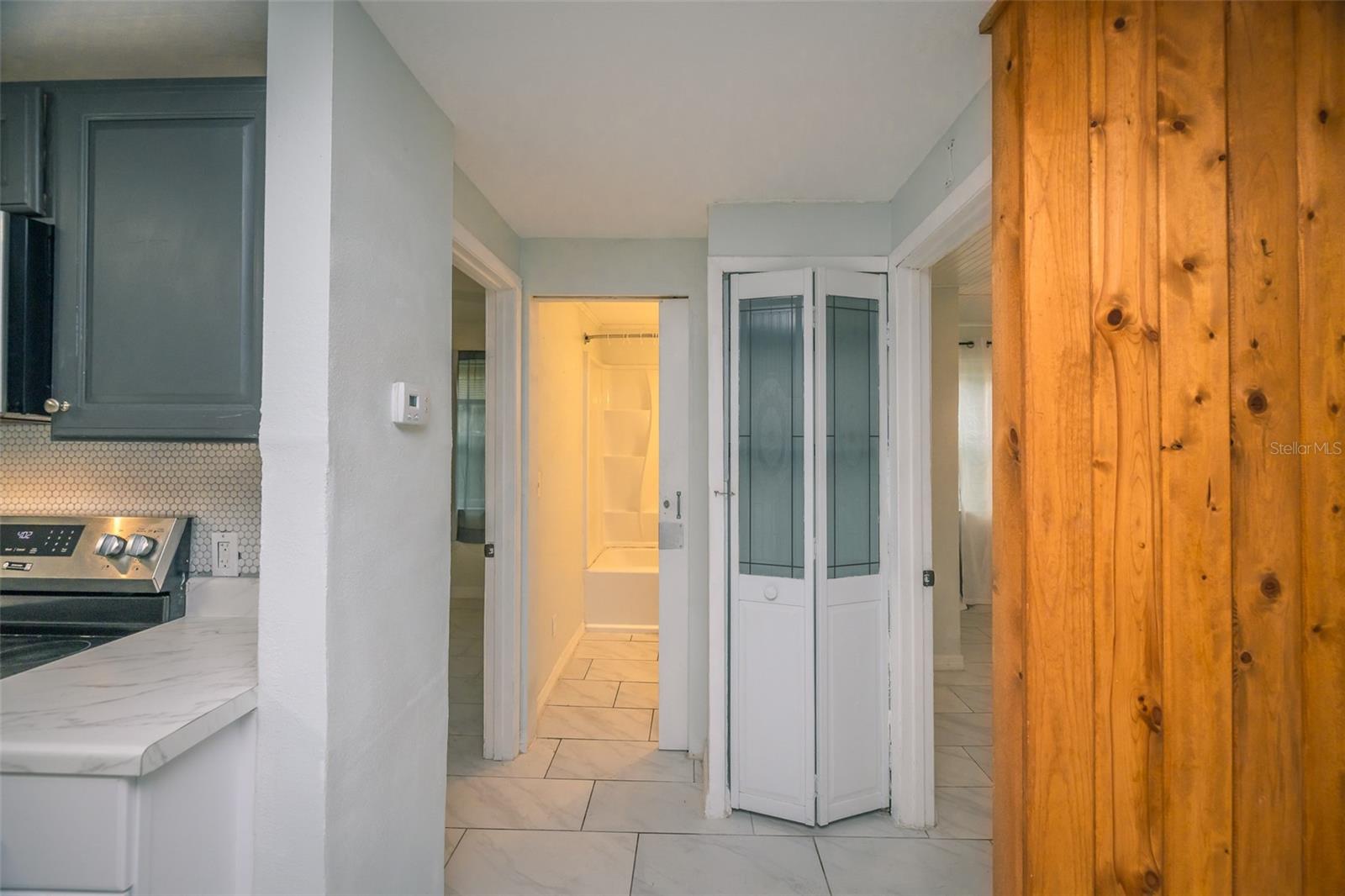 Listing photo id 17 for 5130 Mallett Drive