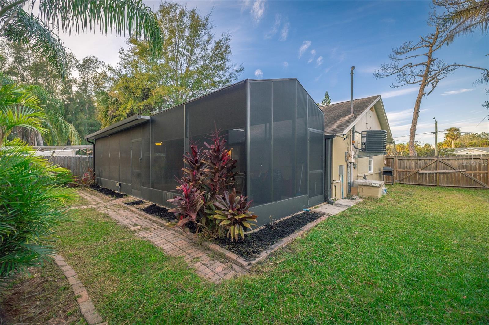 Listing photo id 7 for 5130 Mallett Drive