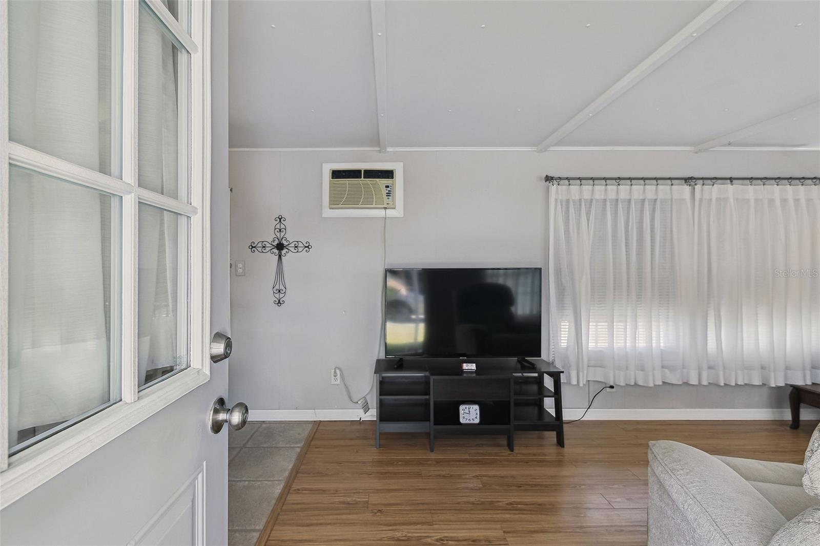 Image 9 of 26 For 12674 Seminole Boulevard C35