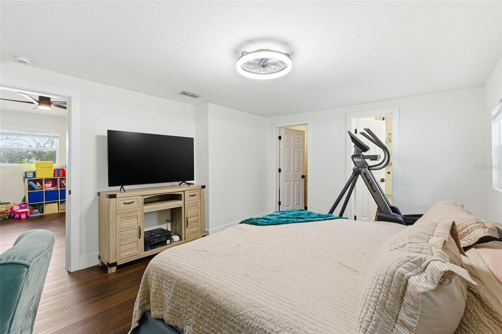 Image 21 of 39 For 715 53rd Street S