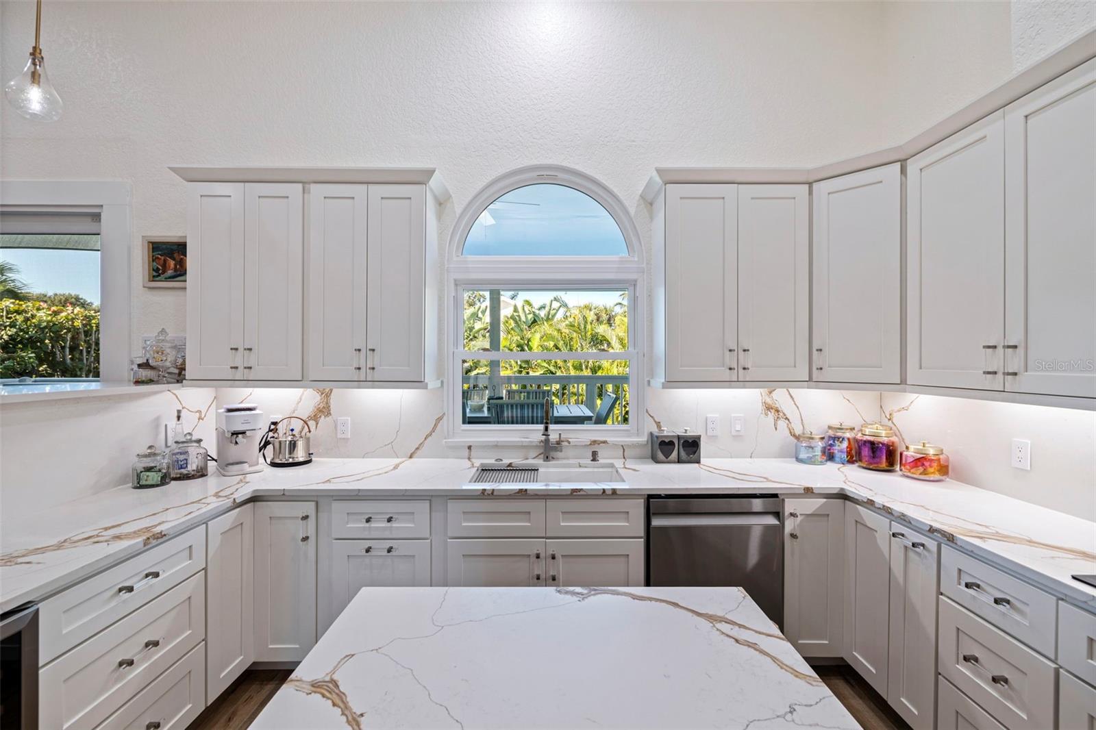 Image 4 of 43 For 842 2nd Avenue S