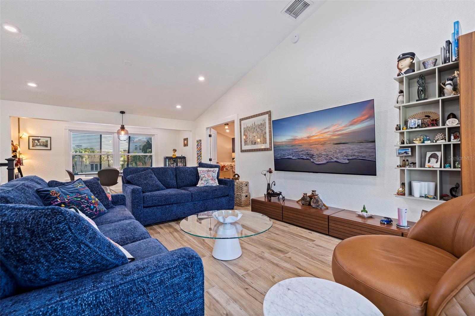 Image 9 of 43 For 842 2nd Avenue S