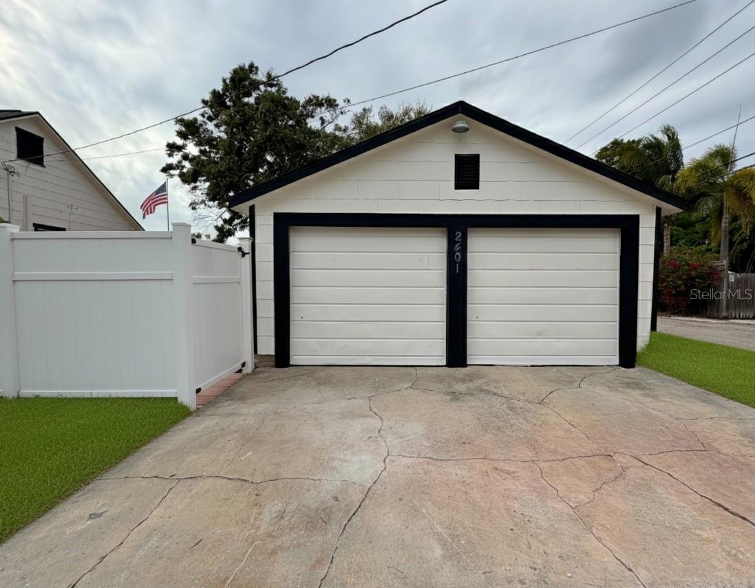 Listing photo id 10 for 2401 8th Avenue N