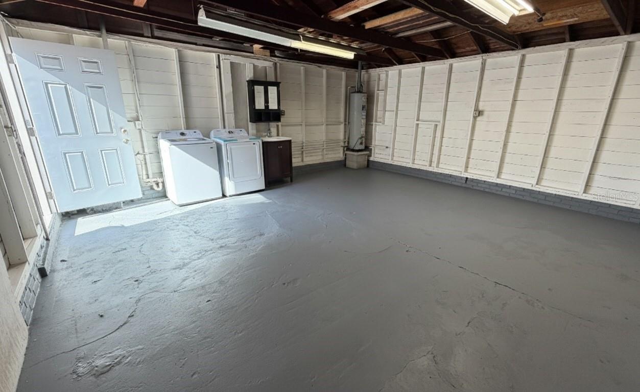 Listing photo id 12 for 2401 8th Avenue N