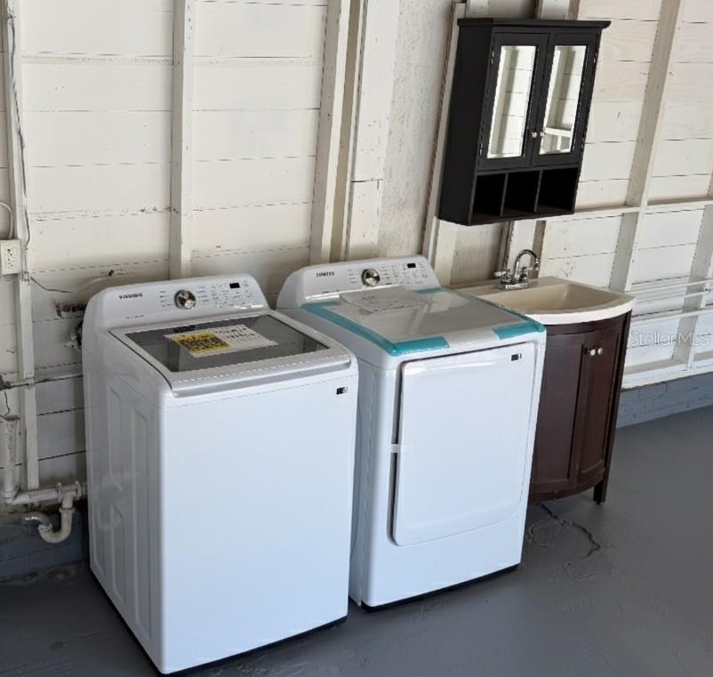 Listing photo id 13 for 2401 8th Avenue N