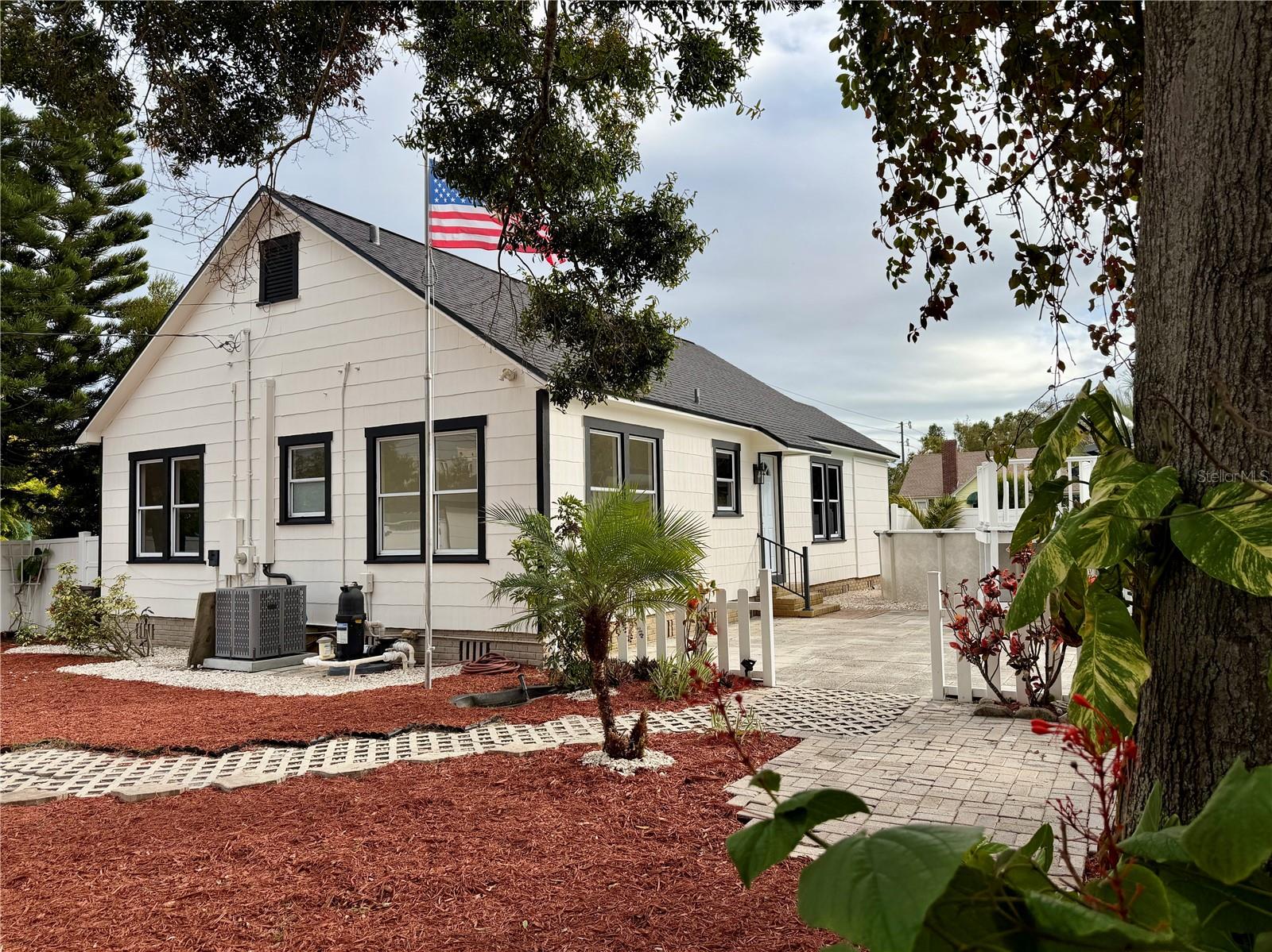 Listing photo id 0 for 2401 8th Avenue N