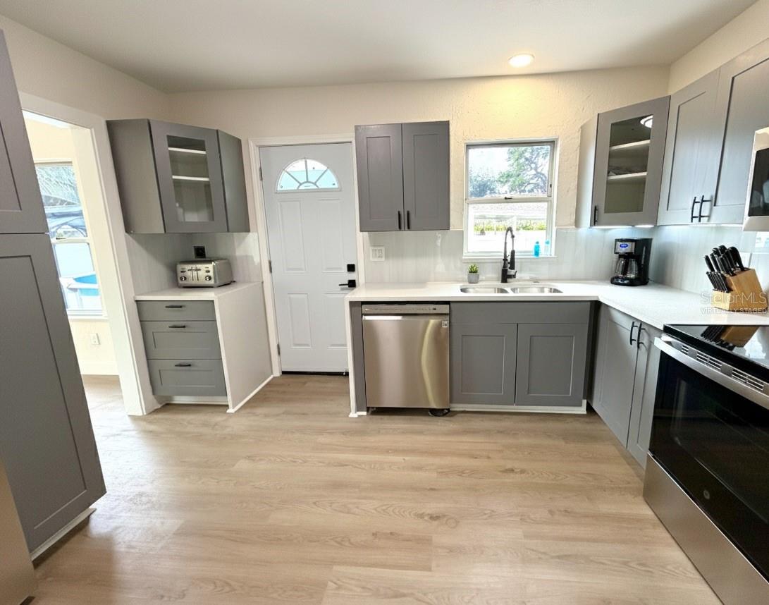 Listing photo id 28 for 2401 8th Avenue N