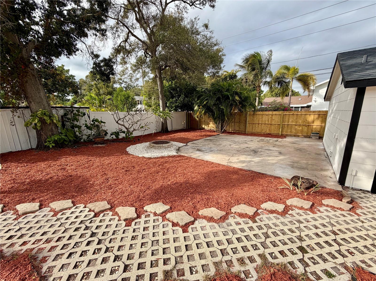 Listing photo id 2 for 2401 8th Avenue N