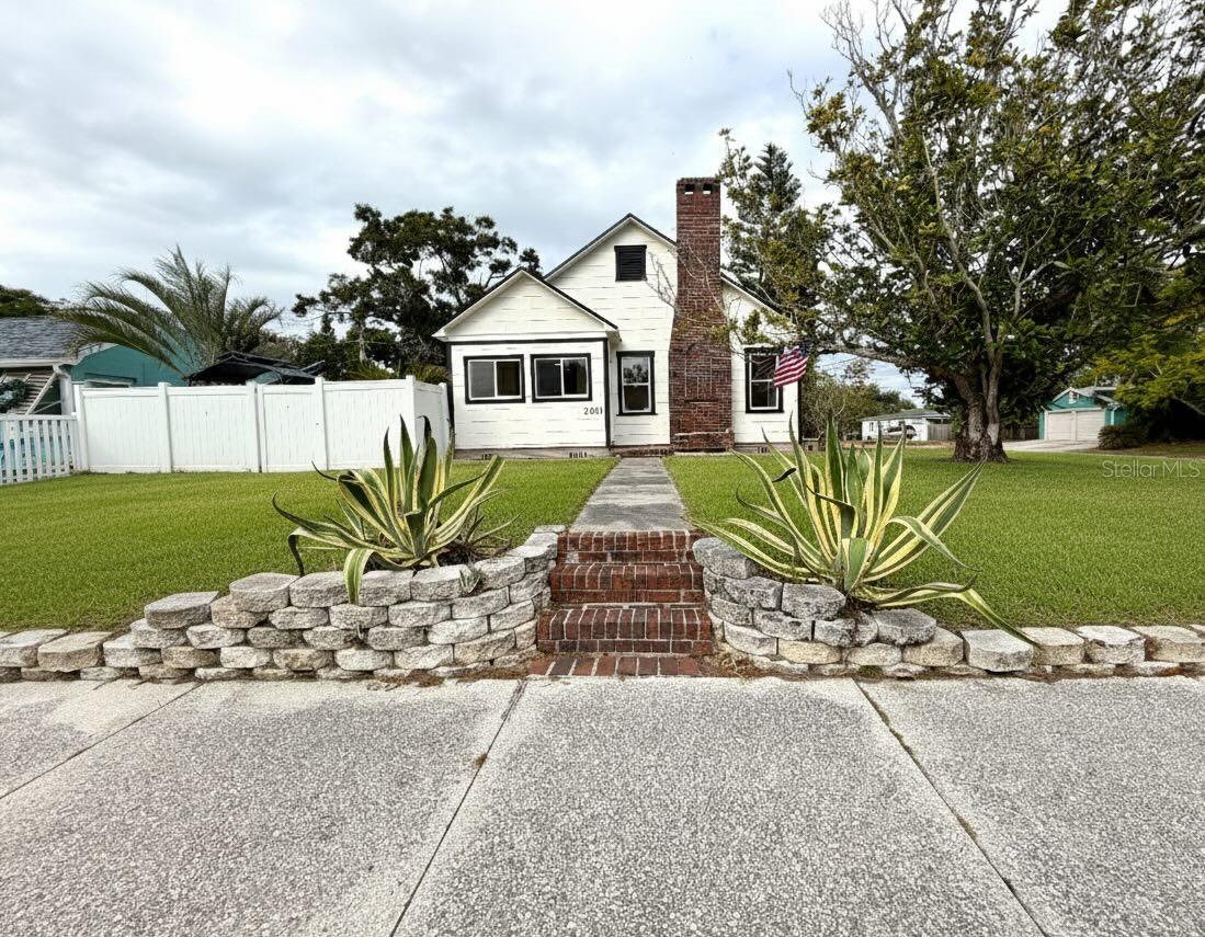 Listing photo id 3 for 2401 8th Avenue N