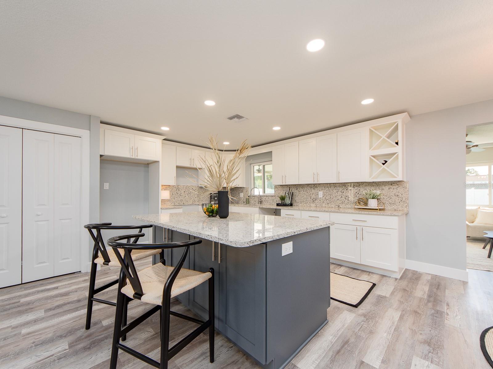 Listing photo id 12 for 12446 88th Avenue