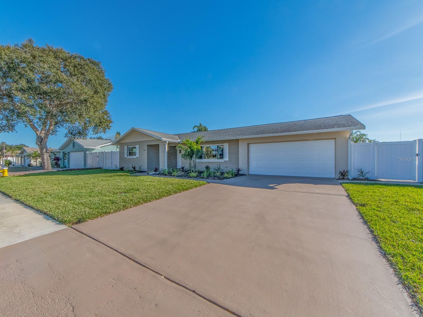 Listing photo id 0 for 12446 88th Avenue