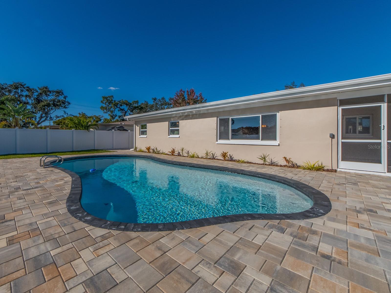 Listing photo id 32 for 12446 88th Avenue