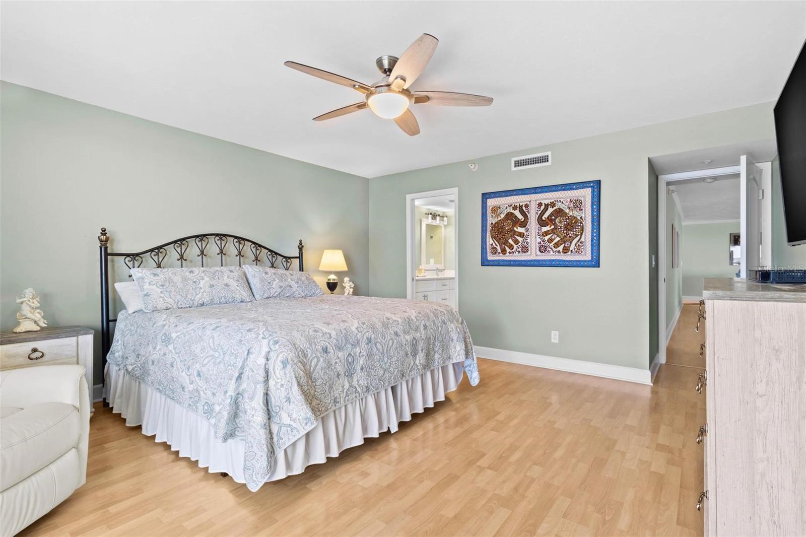 Image 17 of 52 For 1660 Gulf Boulevard 607