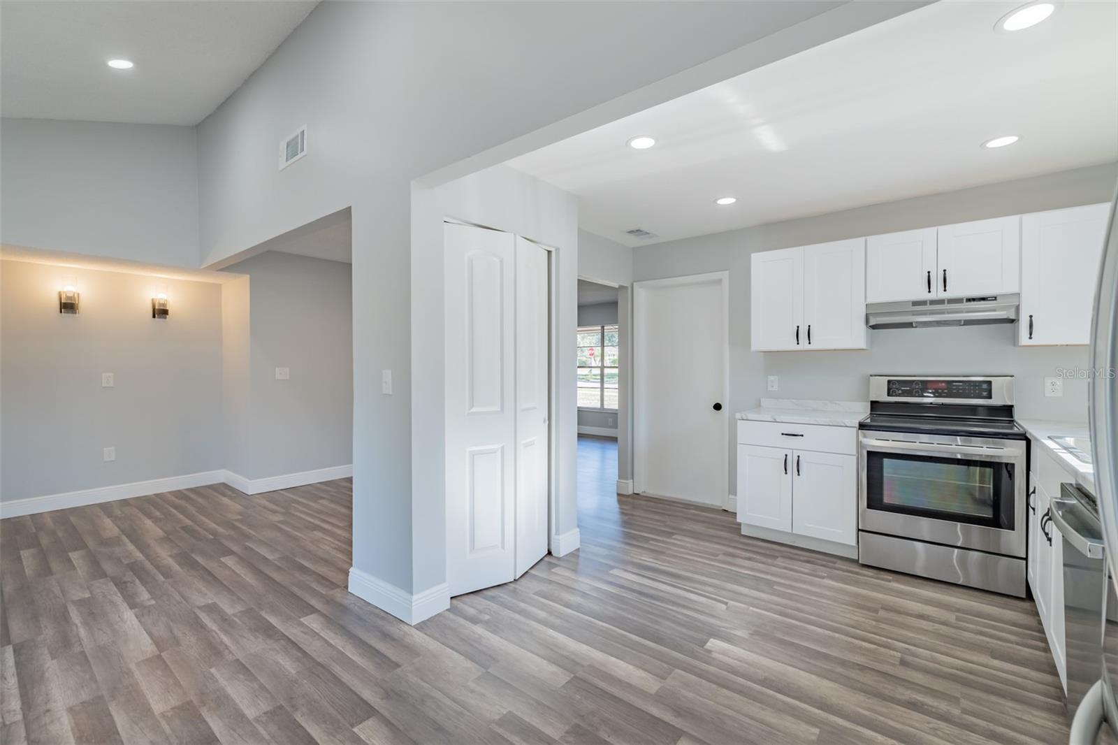 Image 12 of 40 For 2401 Devonwoode Place