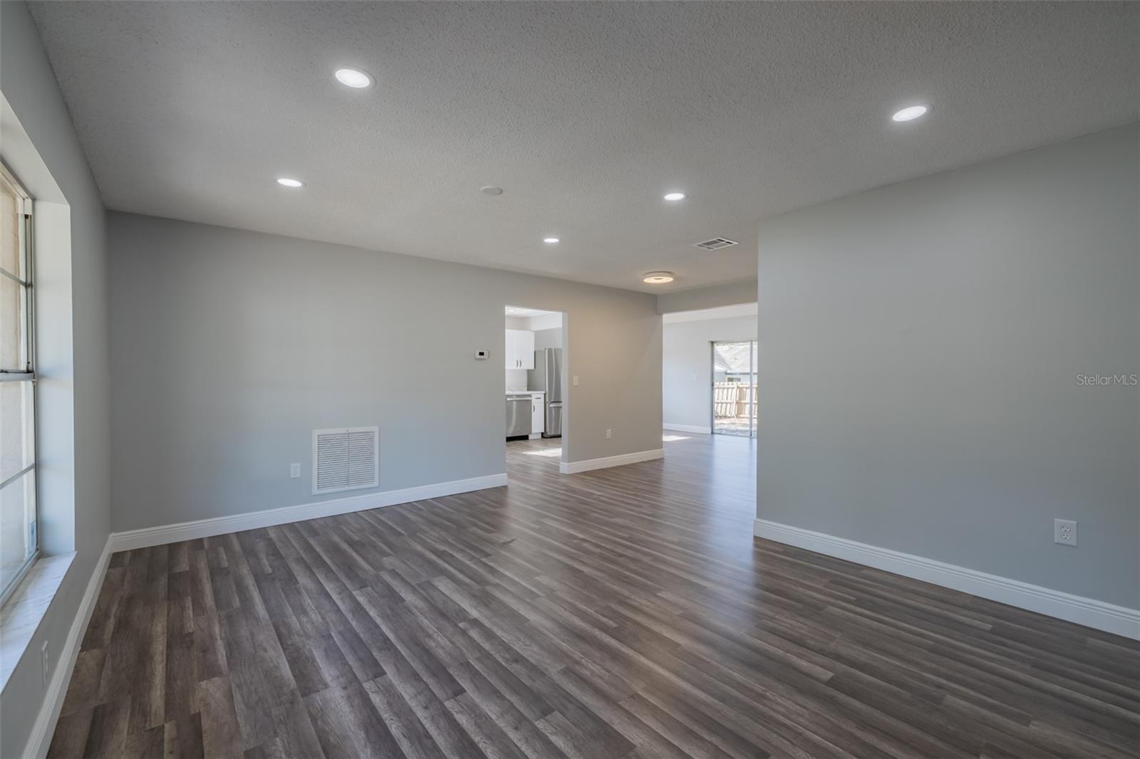 Image 15 of 40 For 2401 Devonwoode Place