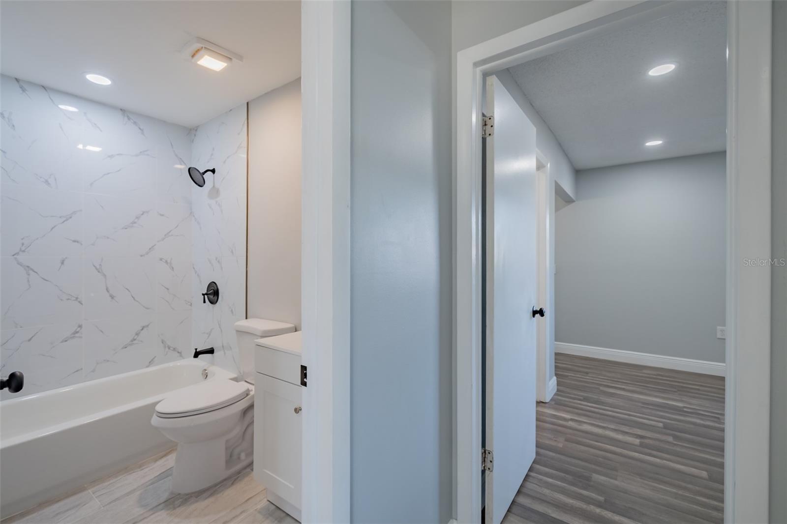 Image 23 of 40 For 2401 Devonwoode Place