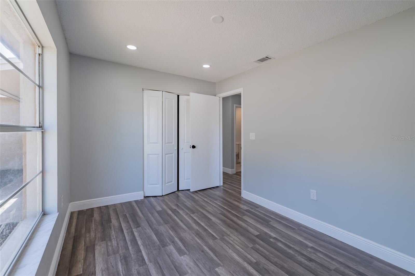 Image 28 of 40 For 2401 Devonwoode Place