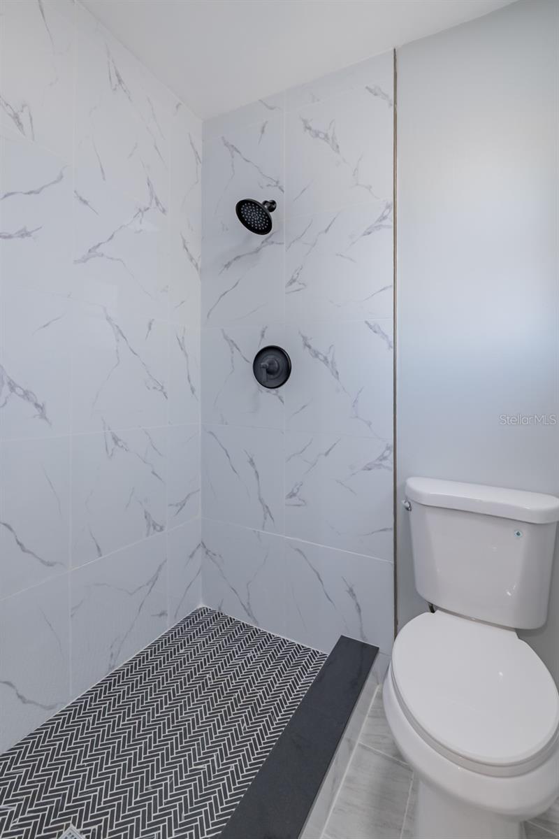 Image 32 of 40 For 2401 Devonwoode Place