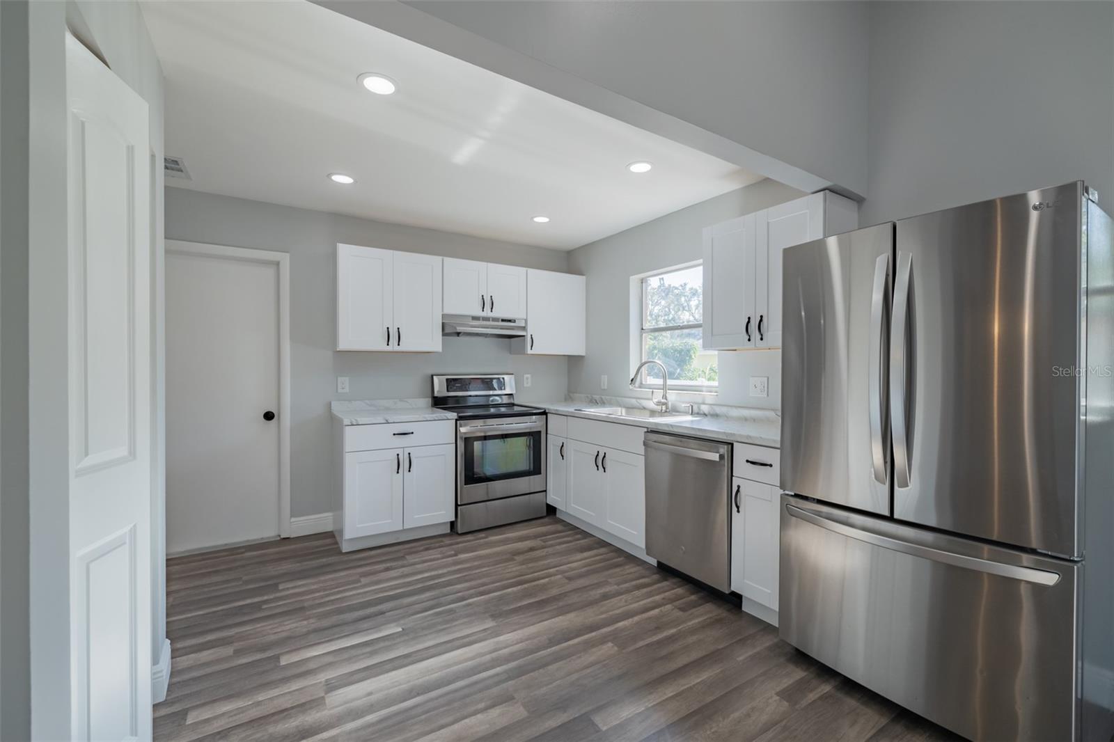 Image 9 of 40 For 2401 Devonwoode Place