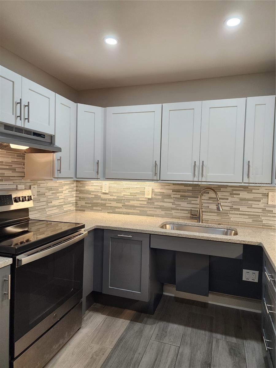 Image 7 of 31 For 14130 Rosemary Lane 6107