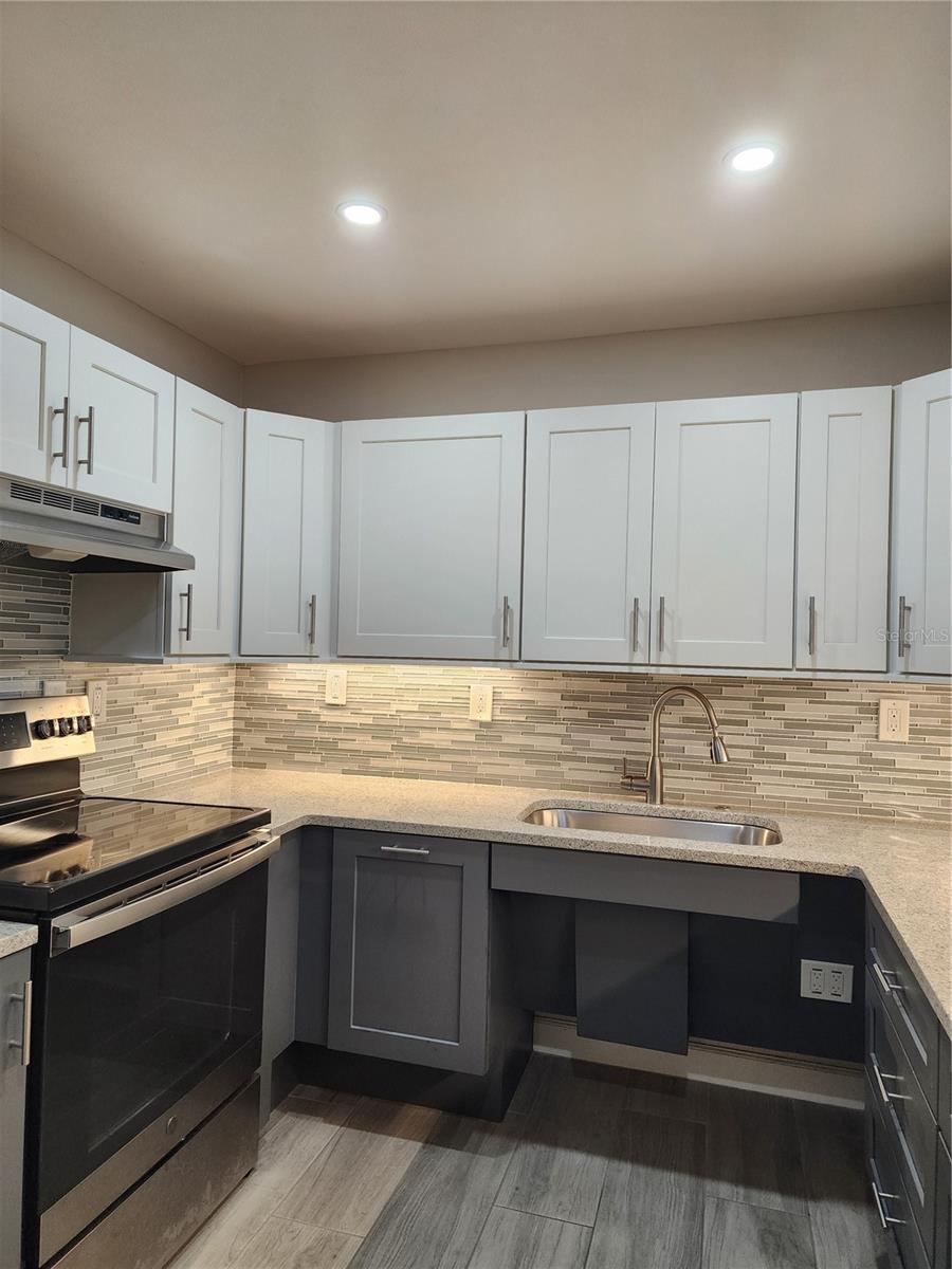 Image 8 of 31 For 14130 Rosemary Lane 6107